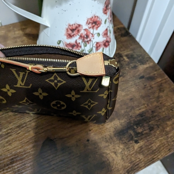 Louis Vuitton Pochette - Picture 9 of 13